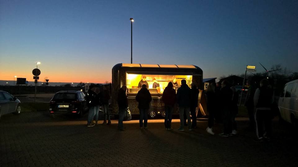 Unser Foodtruck am Straßenrand, Januar 2016 in Viöl